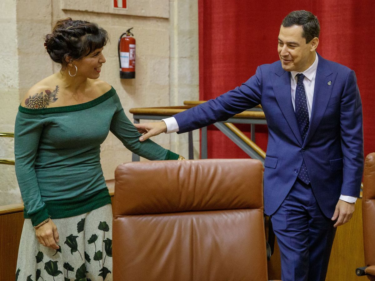 Foto: Teresa Rodríguez y Juanma Moreno, en el último pleno de la dirigente de Adelante Andalucía. (EFE / Julio Muñoz)