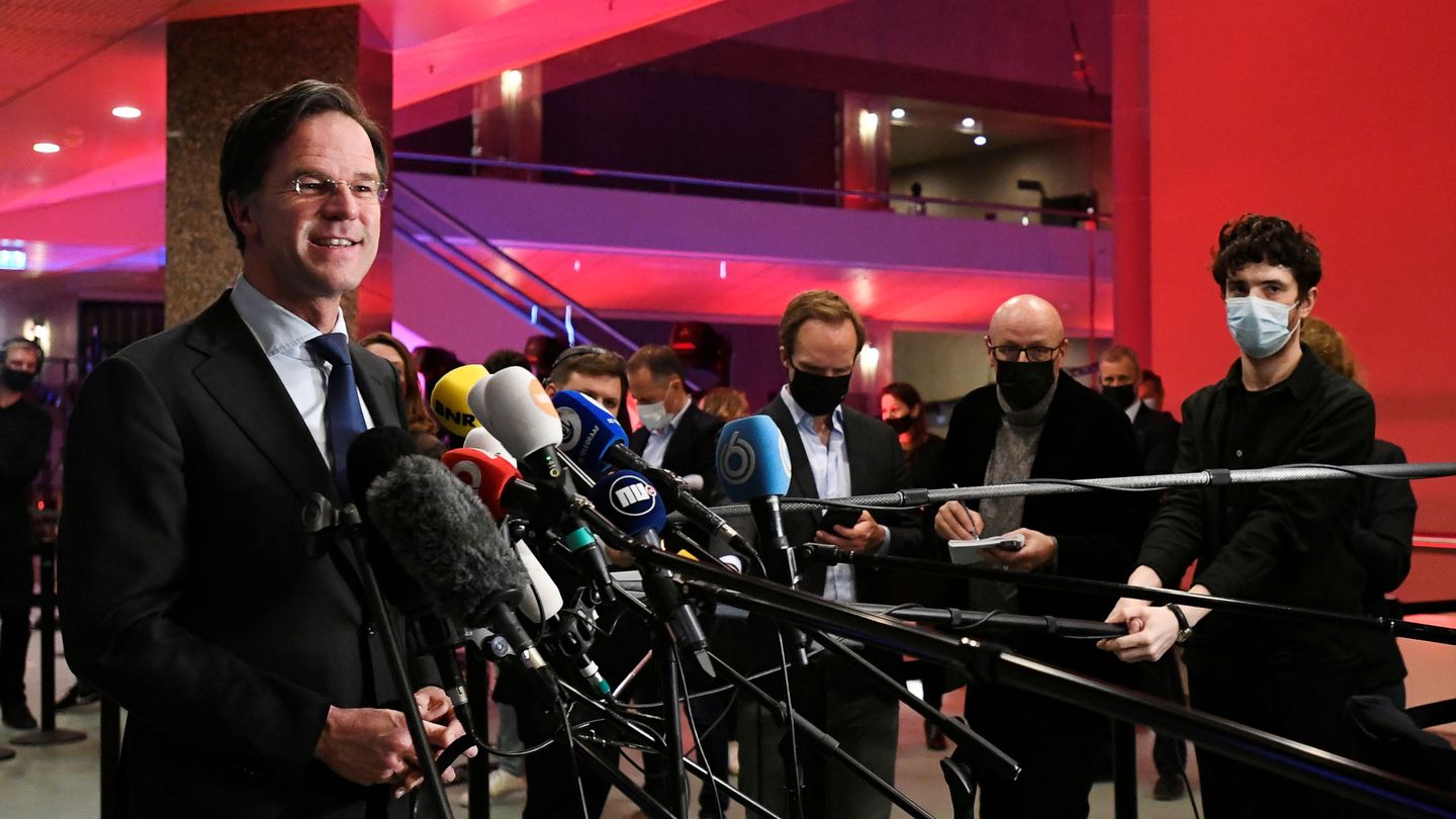 Rutte hace declaraciones a la prensa tras las elecciones de esta semana. (Reuters)