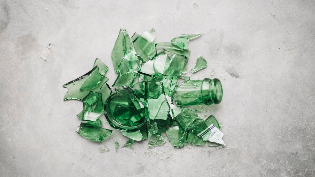 El truco que debes seguir al tirar cristales rotos a la basura para no correr ningún riesgo