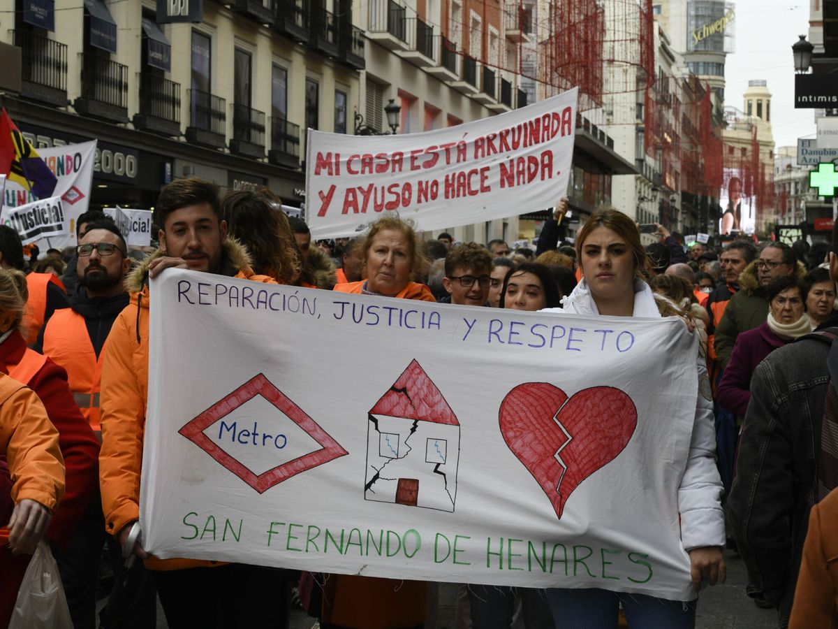 Foto: Manifestación de los vecinos de San Fernando de Henares. (EFE/Víctor Lerena)