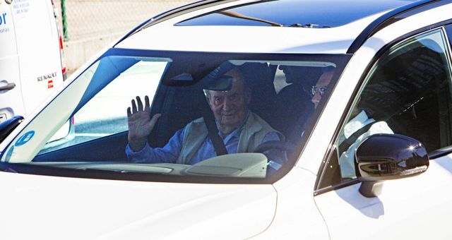 El rey Juan Carlos en el vehículo de Pedro Campos. (Europa Press)