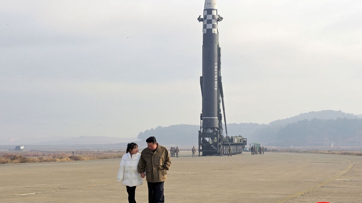 Kim Jong-un aprovecha el lanzamiento de un misil para presentar a su hija en sociedad