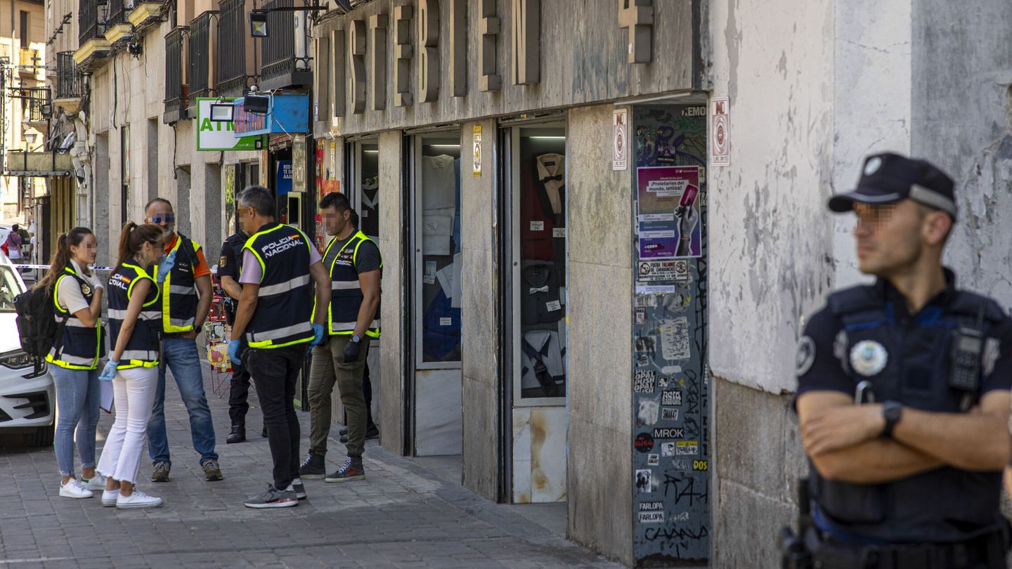 Despliegue policial en la tienda donde se registro el crimen. (EFE/Daniel González)