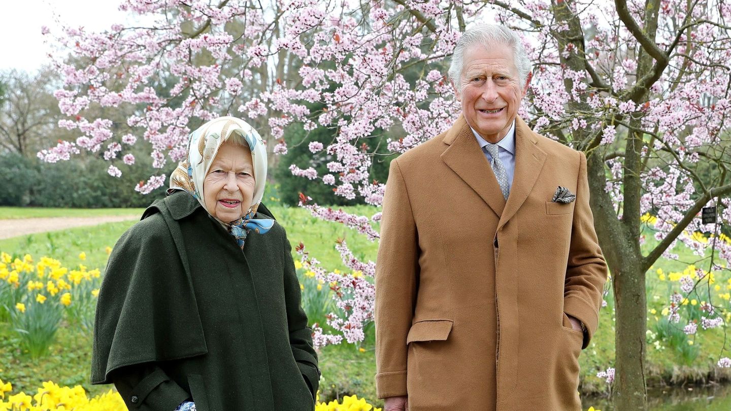 La reina Isabel y el príncipe Carlos, hace muy poco en Windsor. (Reuters)