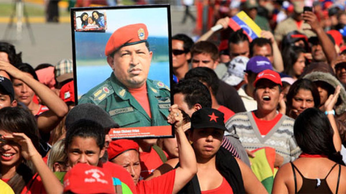 Miles de personas aguardan en fila para honrar el féretro de Chávez