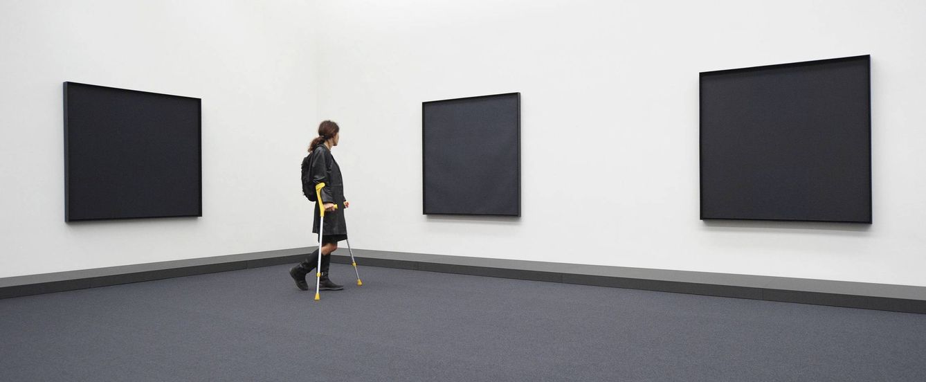 Una mujer observa un cuadro abstracto de 'Ad' Reinhardt en el Museo de Josef Albers en Bottrop, Alemania. (EFE)