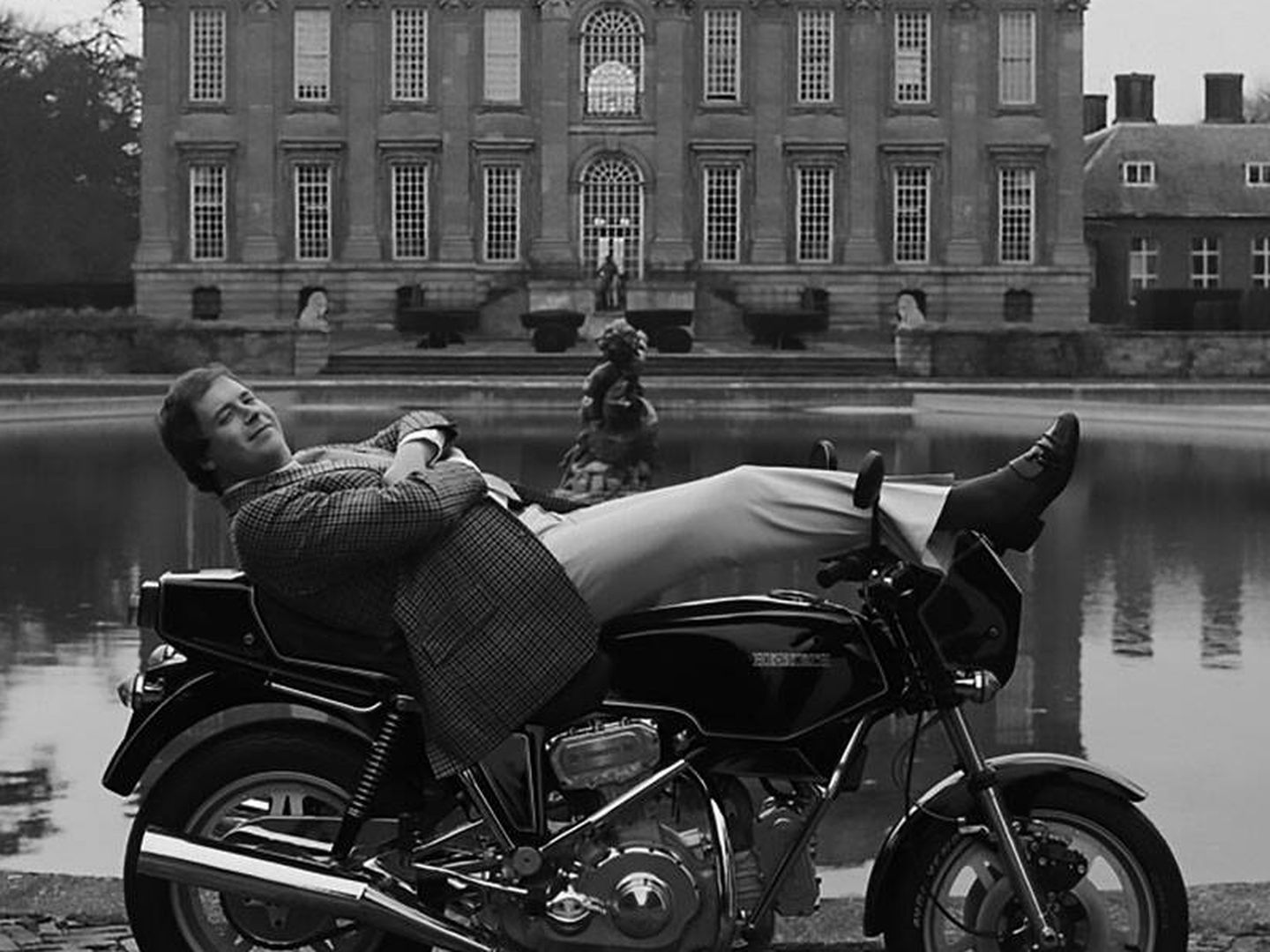 Con su aventura como fabricante de motocicletas, Lord Hesketh también perdió otra fortuna. Al final tuvo que vender su palacio de Easton Neston (al fondo). (Hesketh racing)