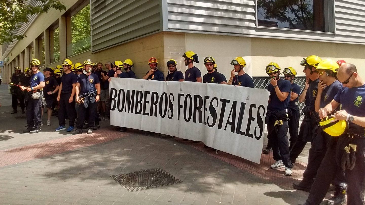 Los bomberos forestales, manifestándose la semana pasada frente a la Asamblea de Madrid.