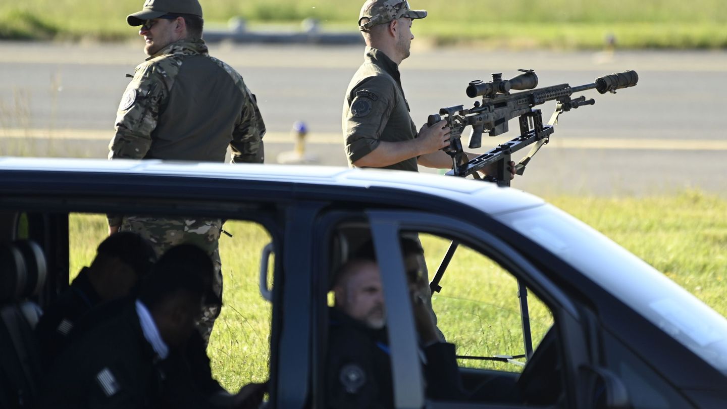 Los servicios de seguridad americanos esperan el aterrizaje del presidente en Bruselas. (Reuters)