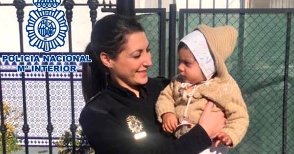 Foto: Una de las agentes implicadas, con el bebé en brazos (Foto: Policía Nacional)