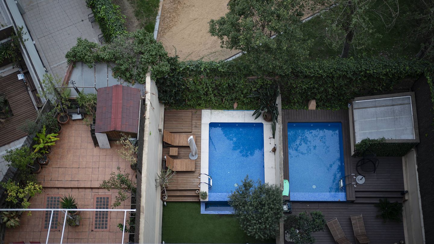 Piscinas en una vivienda de Barcelona. (Joan Mateu Parra)