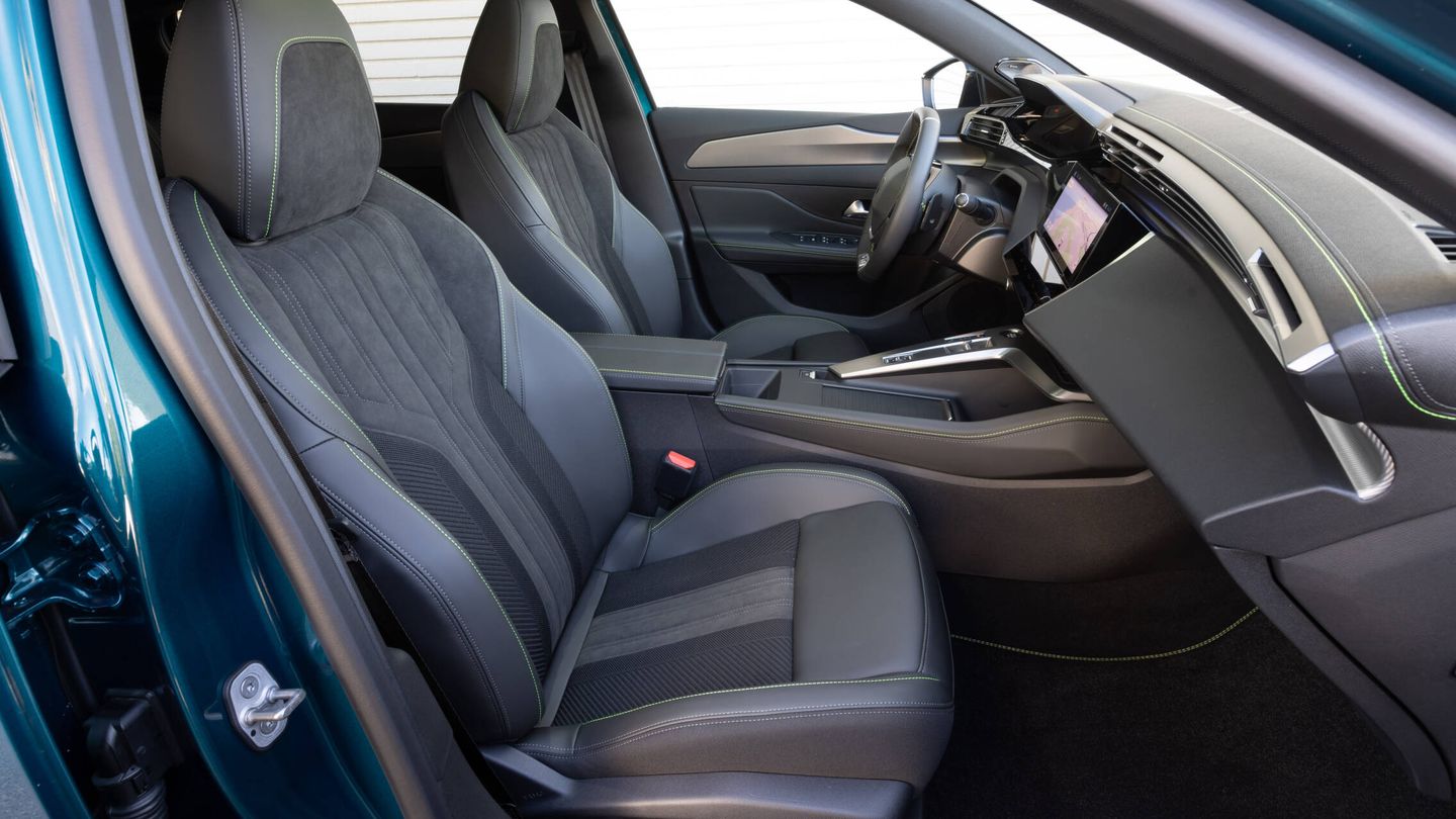 Los asientos delanteros, cómodos y con sujeción, tienen múltiples ajustes, e incluso masaje.
