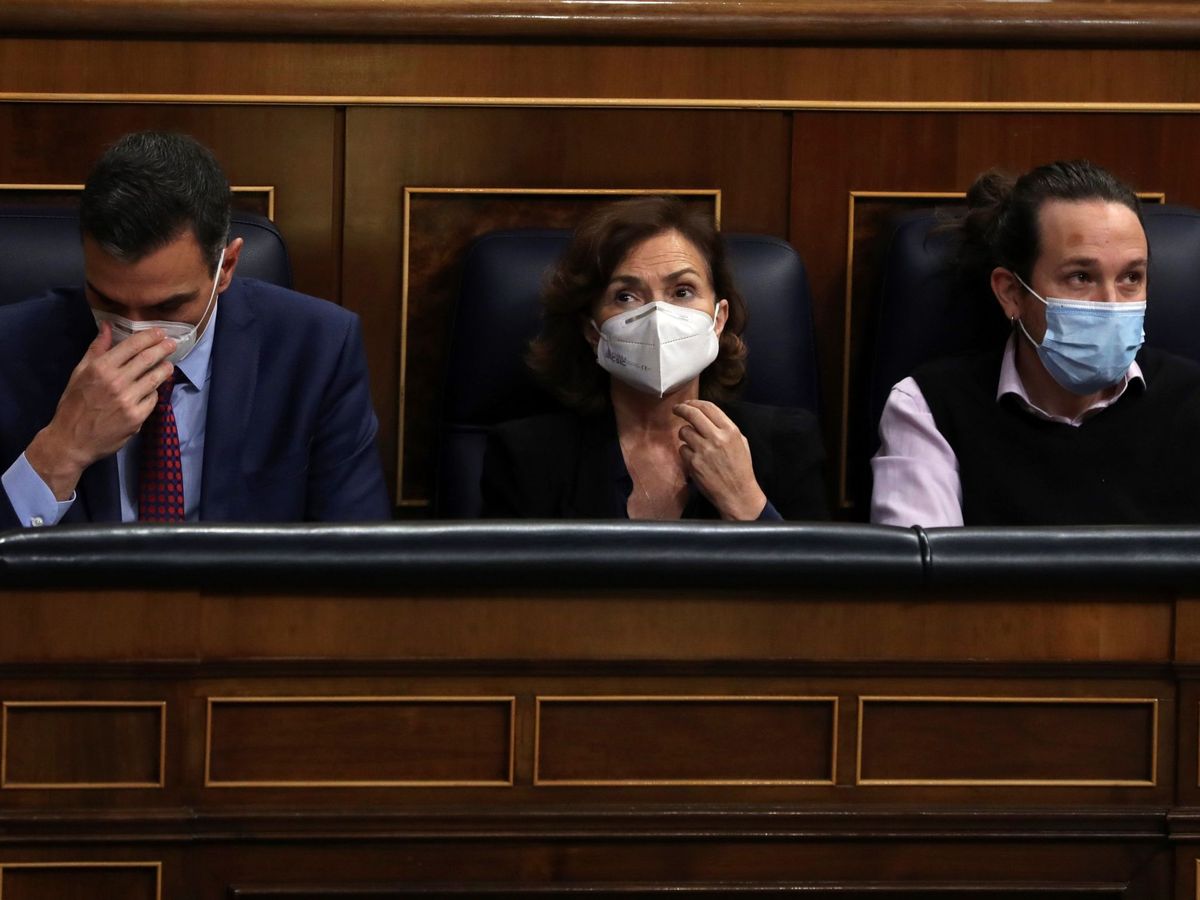 Foto: El presidente del Gobierno, Pedro Sánchez, la vicepresidenta primera, Carmen Calvo, y el vicepresidente segundo, Pablo Iglesias, durante un pleno del Congreso. (EFE)