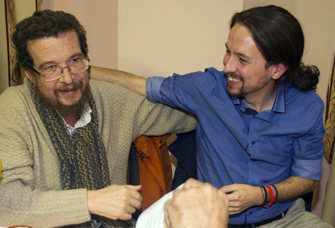 El secretario general de Podemos, Pablo Iglesias, acompañado por su padre, Javier Iglesias. (EFE)
