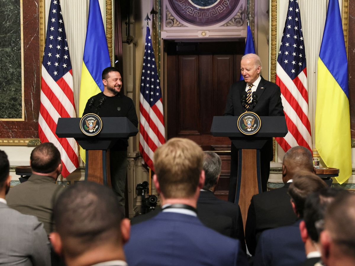 Foto: El presidente de EEUU, Joe Biden, y el presidente de Ucrania, Volodímir Zelenski. (Reuters/Leah Millis)