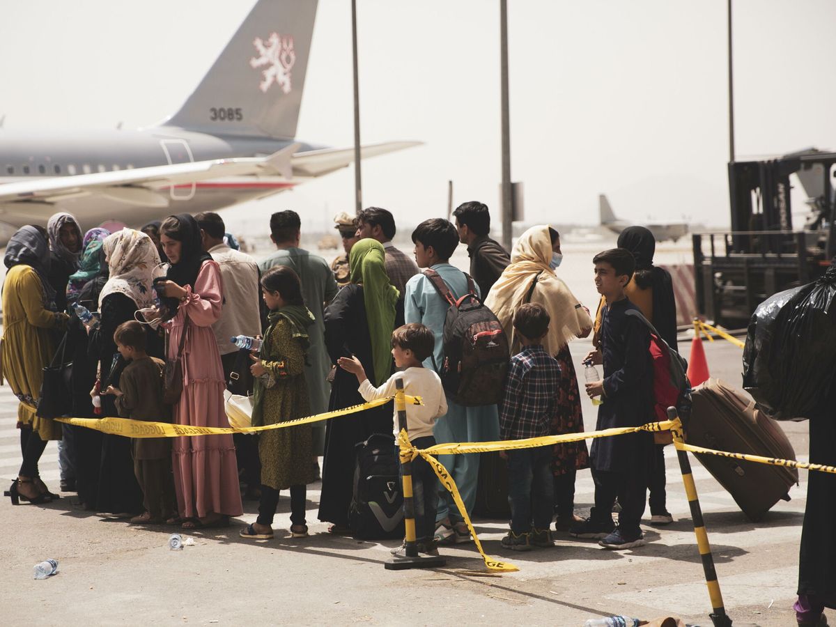 Foto: Civiles afganos esperando su evacuación en el aeropuerto Hamid Karzai de Kabul el pasado 18 de agosto.