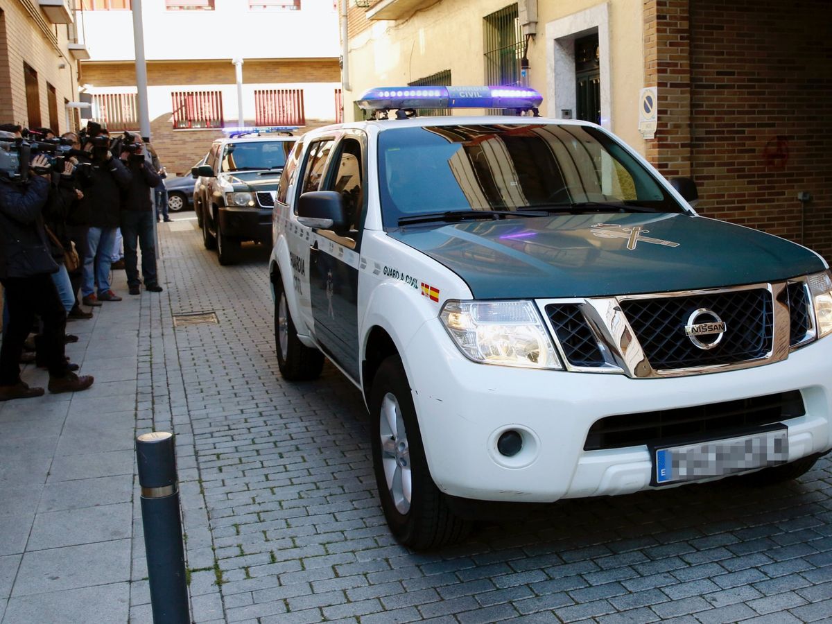 Foto: Un vehículo de la Guardia Civil en Madrid. (EFE/ Sergio Barrenechea)
