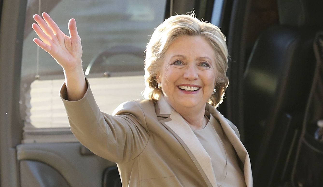 Foto: Hillary Clinton de gris perla antes de depositar su voto (Gtres)