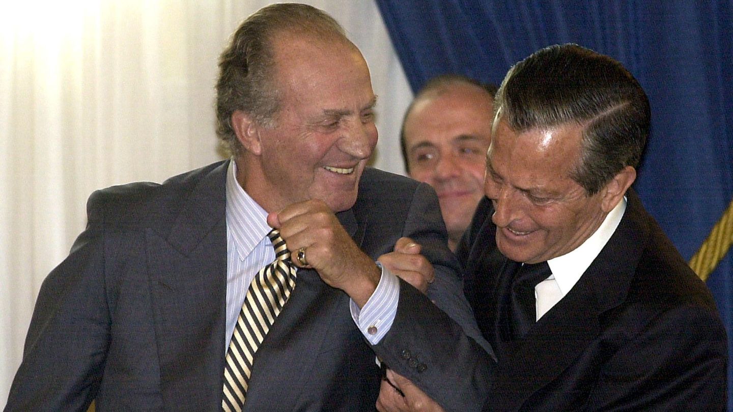 Fotografía de archivo de 2002 del expresidente del Gobierno Adolfo Suárez bromeando con el rey Juan Carlos. (EFE/Bernardo Rodríguez)