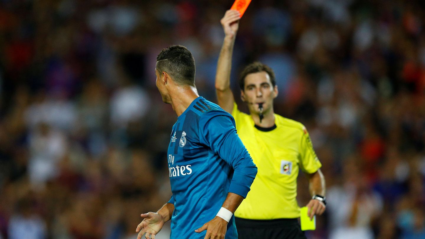 De Burgos Bengoechea le muestra la roja tras sacarle dos amarillos a Cristiano Ronaldo en la Supercopa 2017.