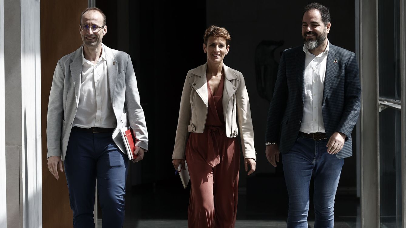 Foto: La candidata del PSN a la presidencia del Gobierno de Navarra, María Chivite (c) junto a Ramón Alzorriz y Jorge Aguirre. (EFE/Jesús Diges)