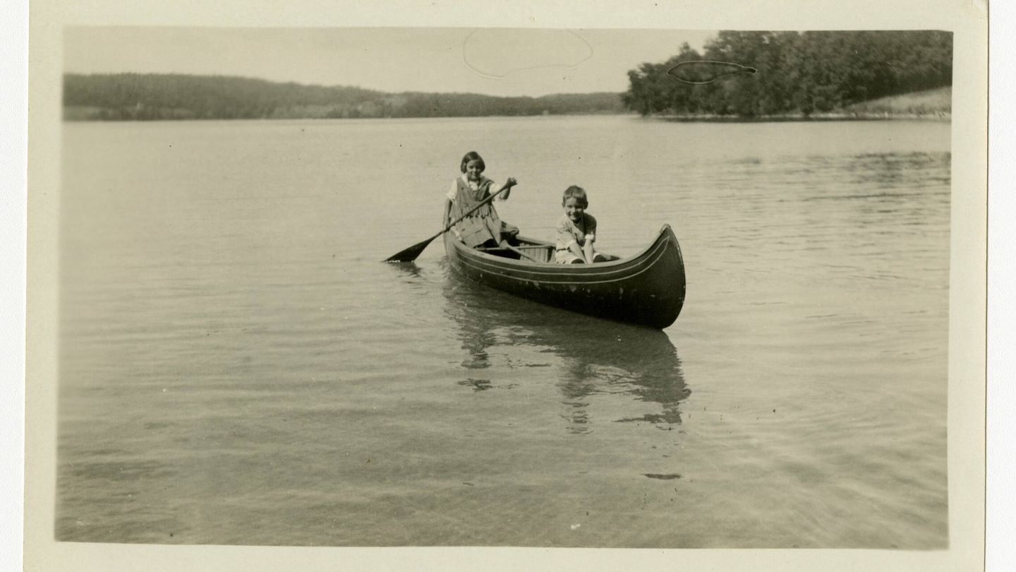 Leicester Hemingway junto a su hermana Carol. (Fuente: Illinois Digital Archive)