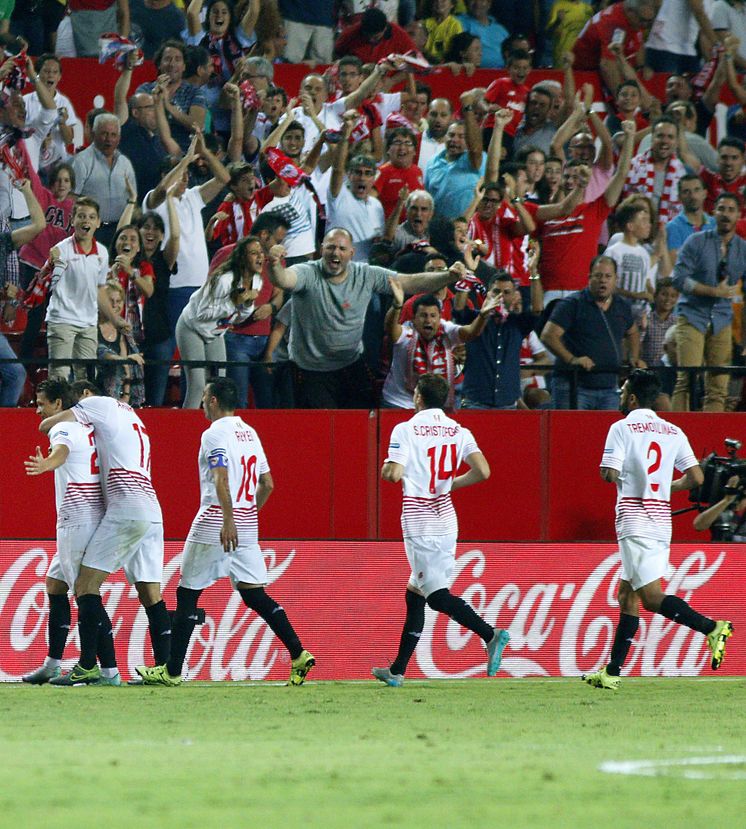 Foto: Los jugadores del Sevilla celebran el gol de Konoplyanka (Efe)