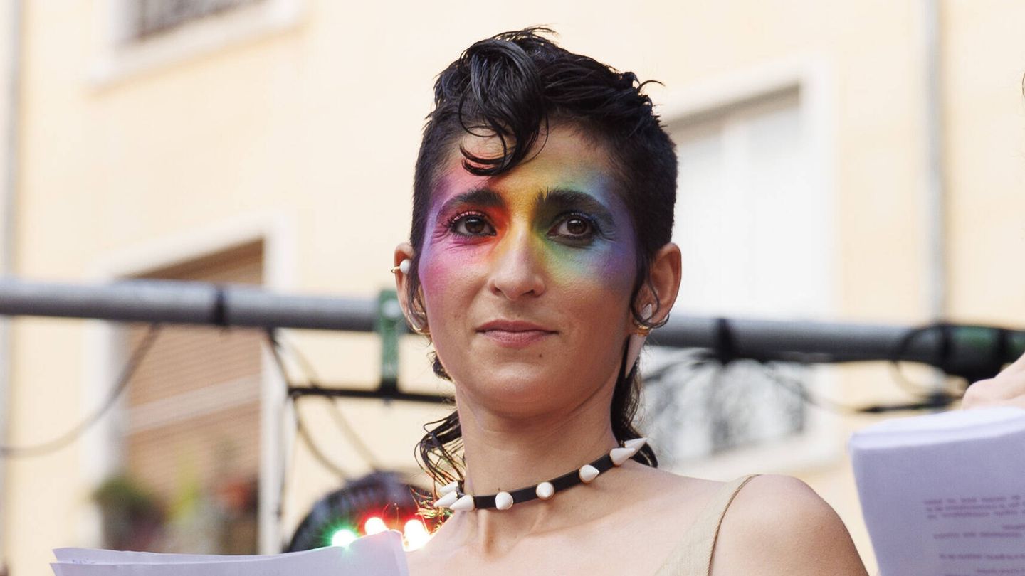 Alba Flores, en el pasado Orgullo, con una rainbow mask. (Gtres/Sergio R Moreno)