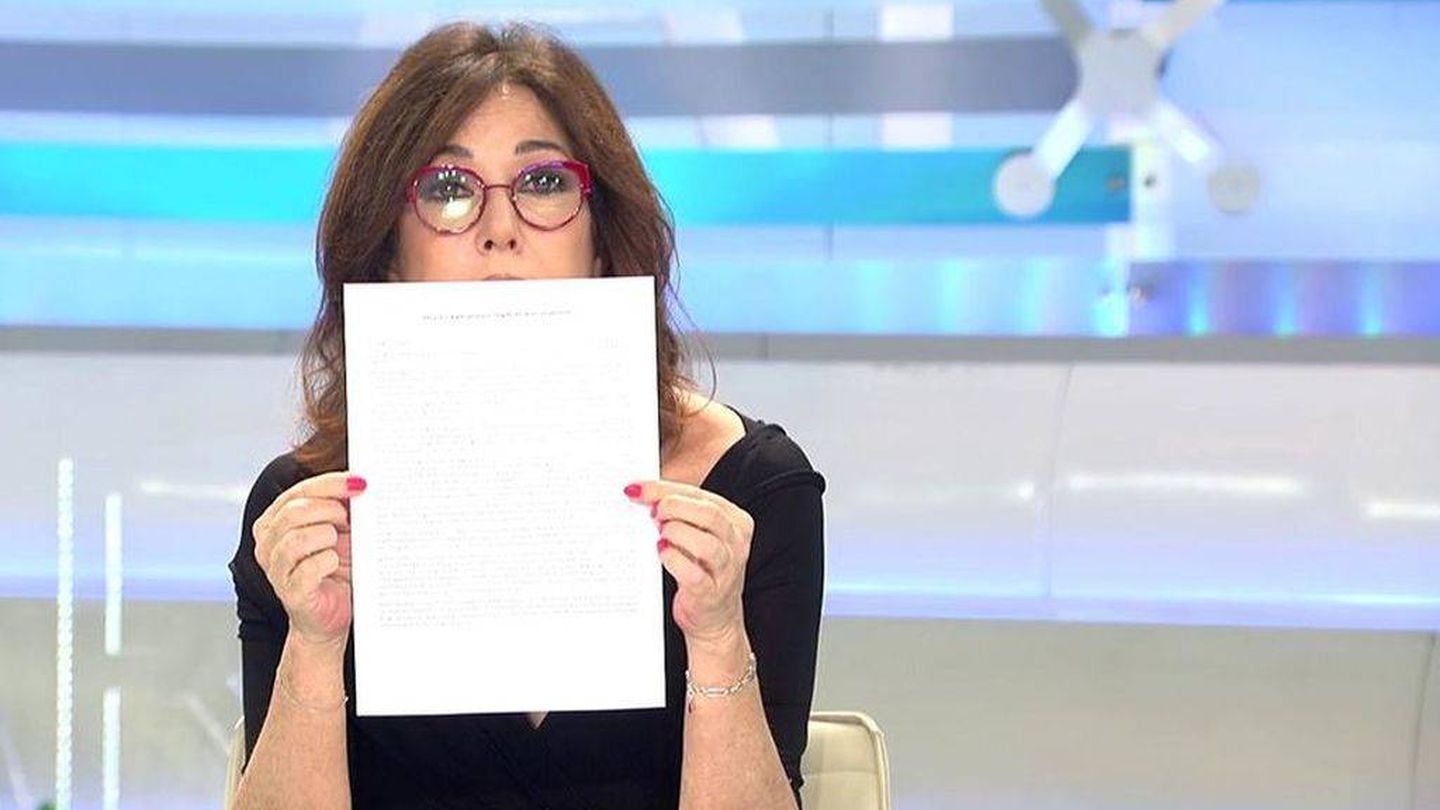 Ana Rosa muestra la carta de la víctima.