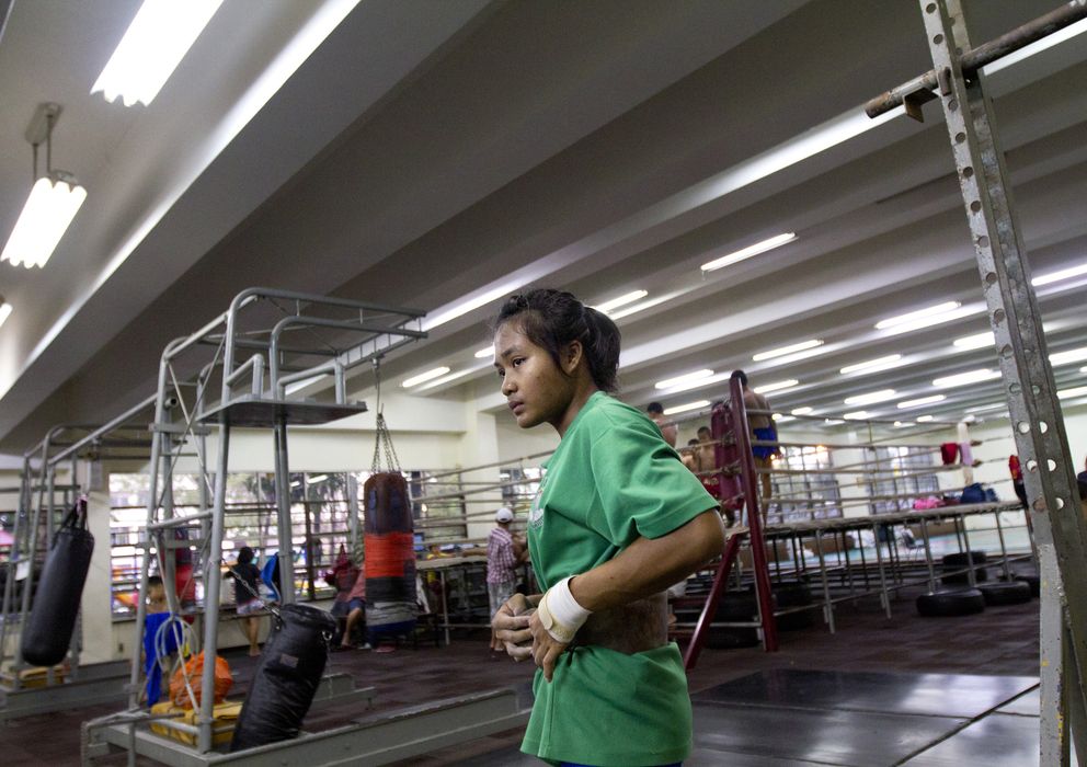Foto: Una joven tailandesa en un centro de entrenamiento (Biel Calderón)