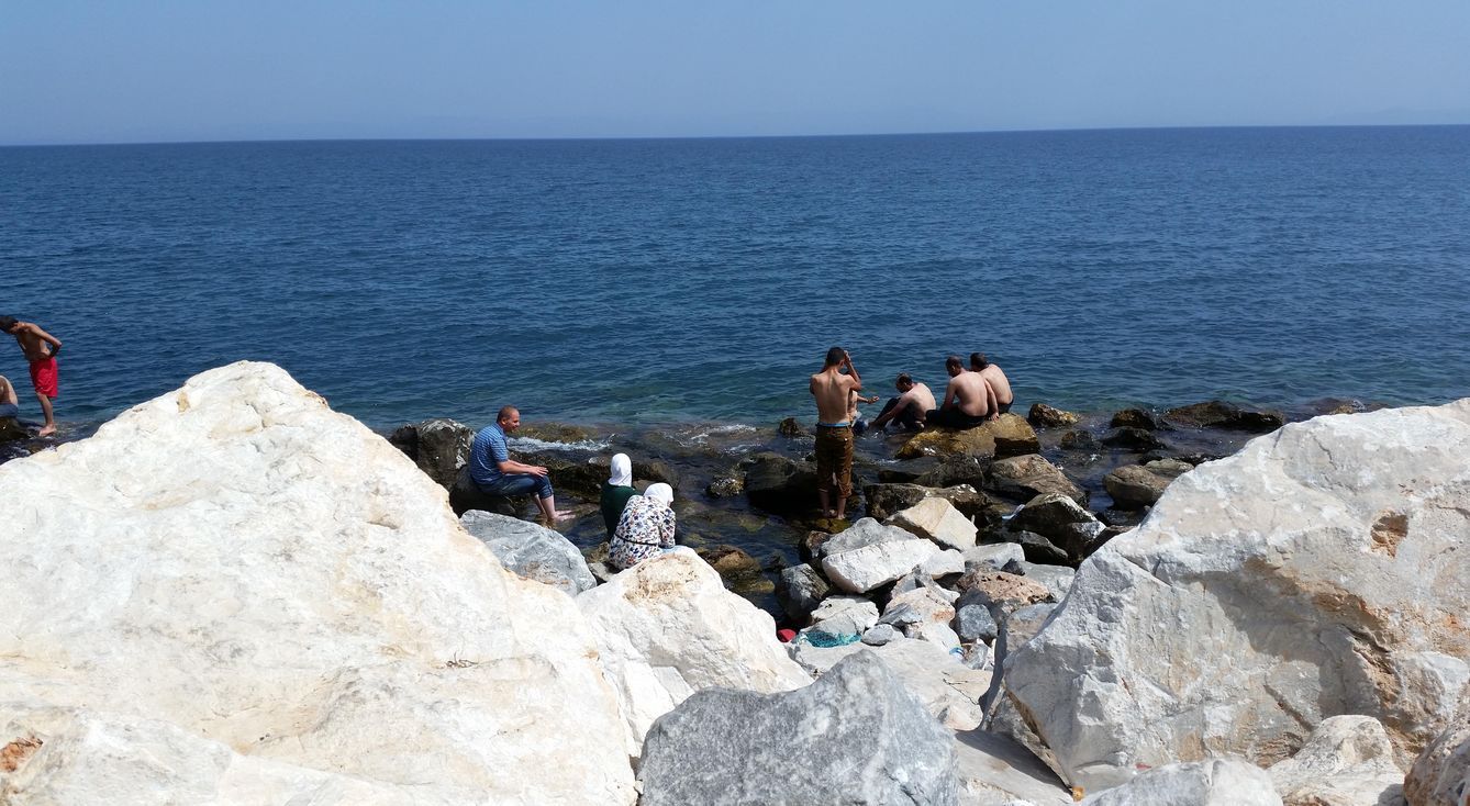 Los hombres se bañan en la costa de Mitilini, mientras Sana y Alaa les observan (Foto: P. Cebrián).