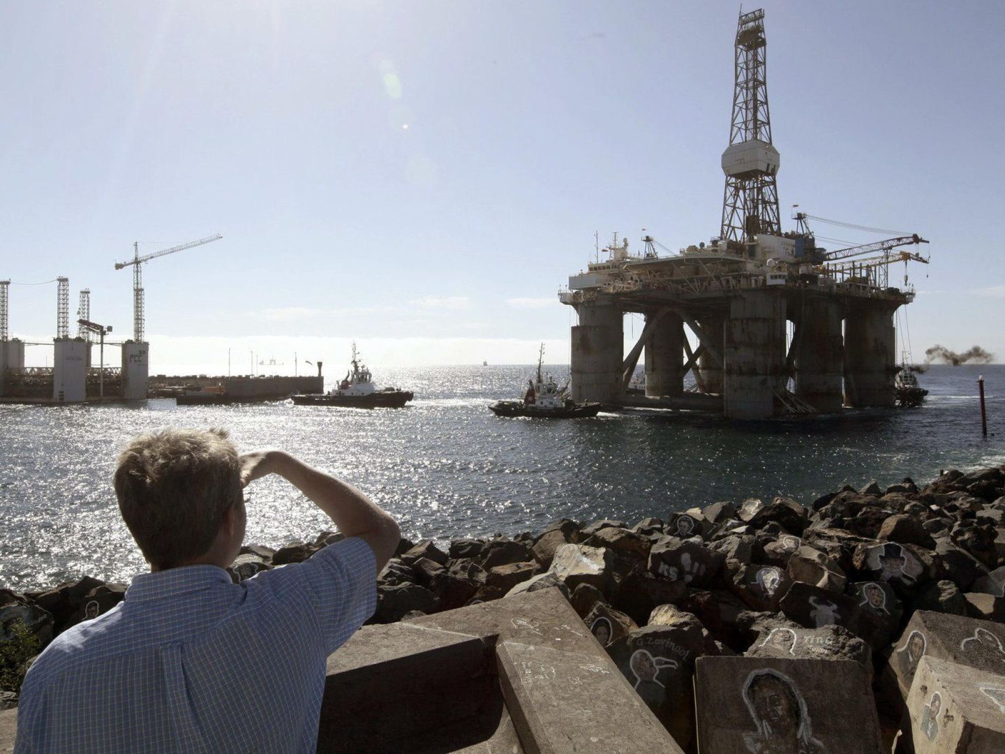 La plataforma GSF Arctic I en Santa Cruz de Tenerife en 2014. Las nuevas prospecciones petrolíferas son cosa del pasado con la nueva Ley de Cambio Climático. (EFE)