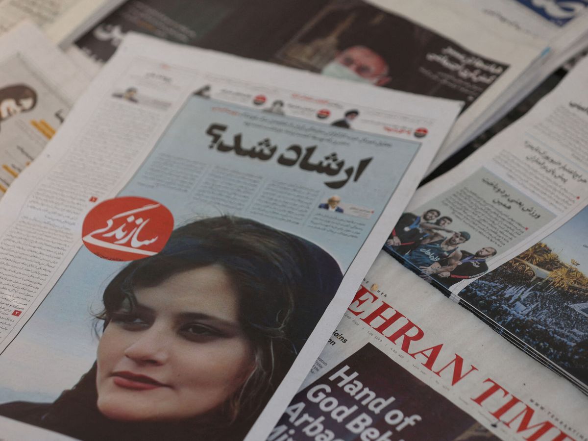 Foto: Portadas de periódicos iraníes con la foto de Mahsa Amini. (Reuters/Majid Asgaripour/WANA)