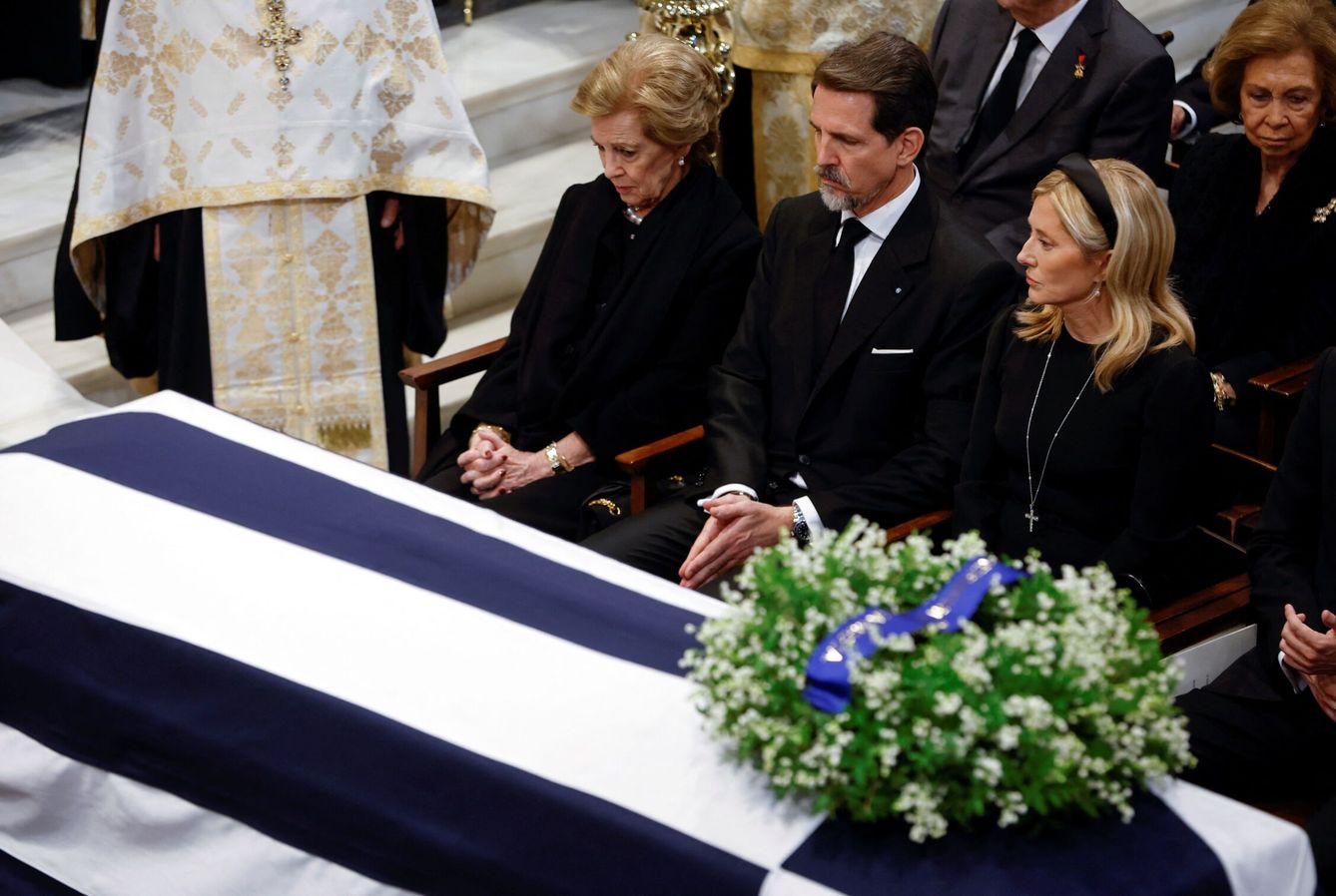 Ana María, Pablo y Marie-Chantal, en el funeral de Constantino. (Reuters)