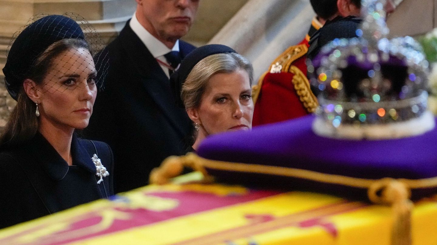 La familia real durante el funeral de Isabel II. (Reuters)