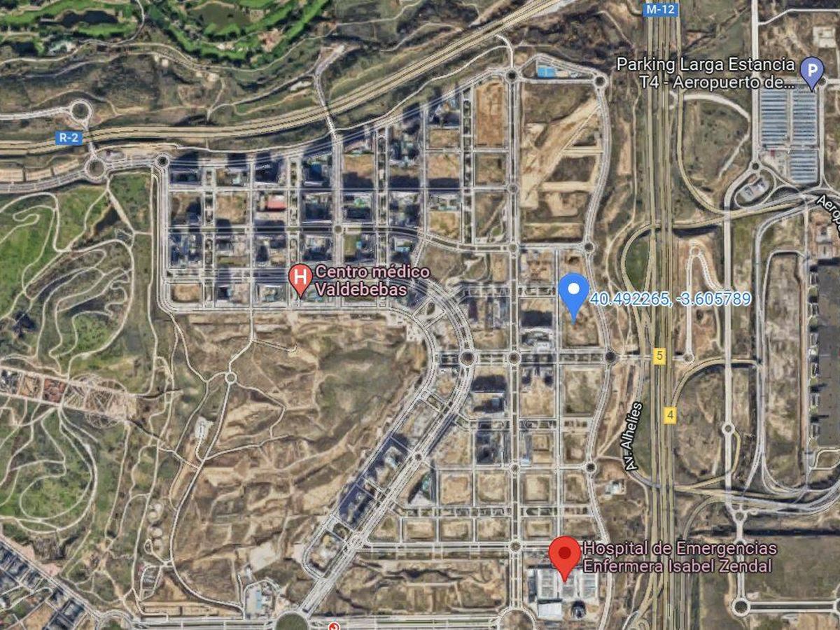 Foto: En azul la ubicación del futuro hospital de Sanitas. En rojo, la ubicación del Hospital Isabel Zendal. (Google Mpas)