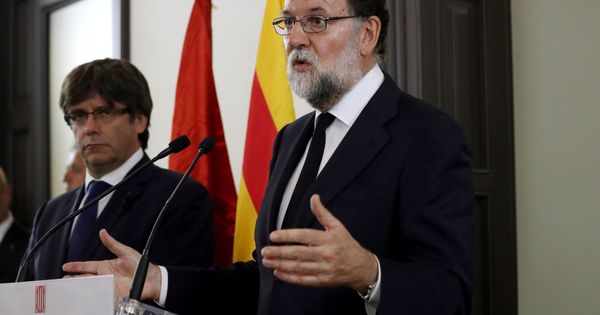 Foto: El presidente del Gobierno, Mariano Rajoy, junto a Carles Puigdemont. (EFE) 