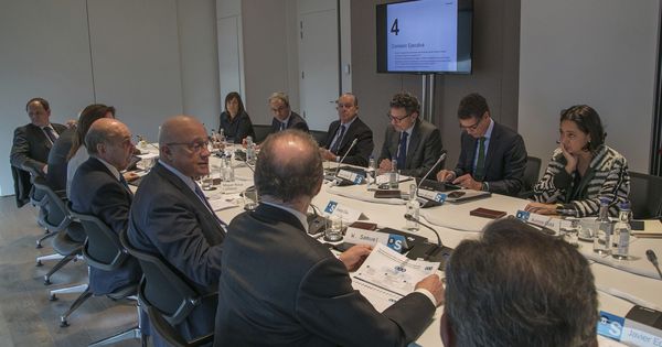 Foto: Fotografía de archivo de una reunión del consejo de administración del Banco Sabadell. (EFE)