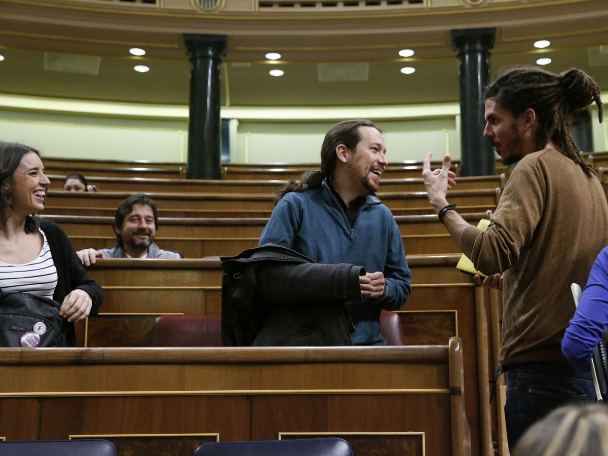 Foto: El líder de Podemos, Pablo Iglesias (c), conversa con el diputado y secretario de Organización del partido, Alberto Rodríguez (d). (EFE)