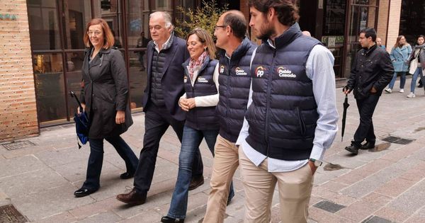 Foto: Esteban González Pons recorre las calles de Palencia acompañado por Milagros Marcos, Rodrigo Mediavilla y Ángeles Armisén.