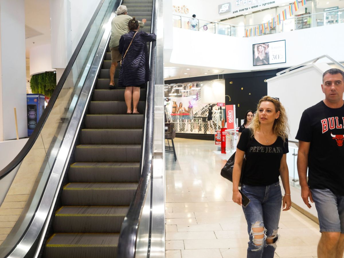 Foto: Gente sin mascarilla en el interior de un centro comercial de Tel Aviv. (Reuters)