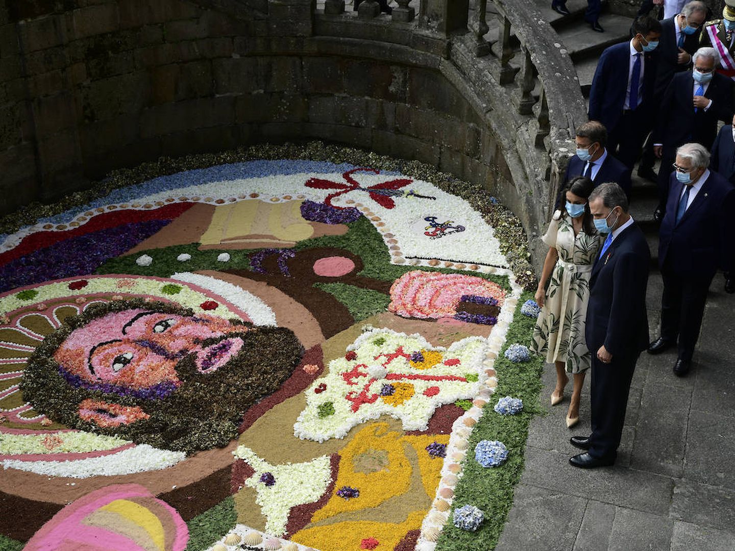 Los reyes admirando una de las alfombras florales en honor al Apóstol. (Limited Pictures)