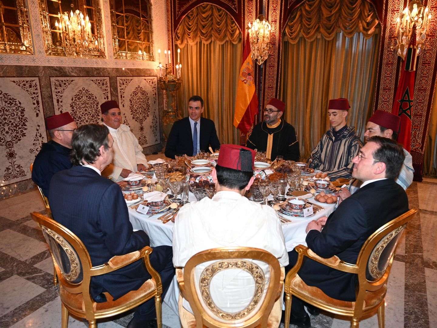 Mohamed VI de Marruecos (4-d) ha presidido este jueves en Rabat el 'iftar'(comida de ruptura de ayuno) al que invitó al jefe de Gobierno español, Pedro Sánchez (4-i). (EFE/Presidencia del Gobierno)