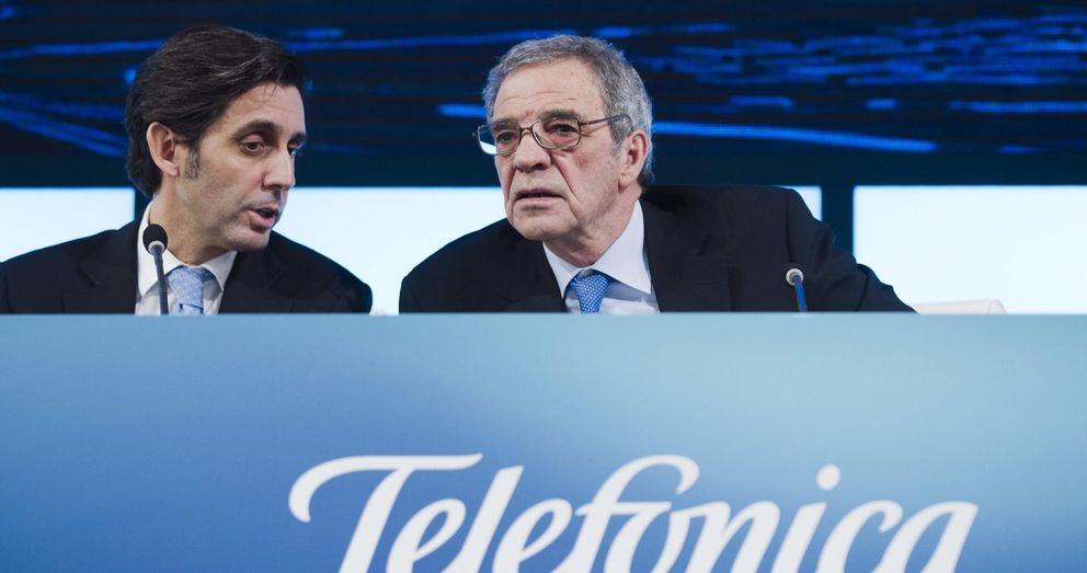 El presidente de Telefónica, César Alierta (d), acompañado del consejero delegado, Álvarez-Pallete. (EFE)