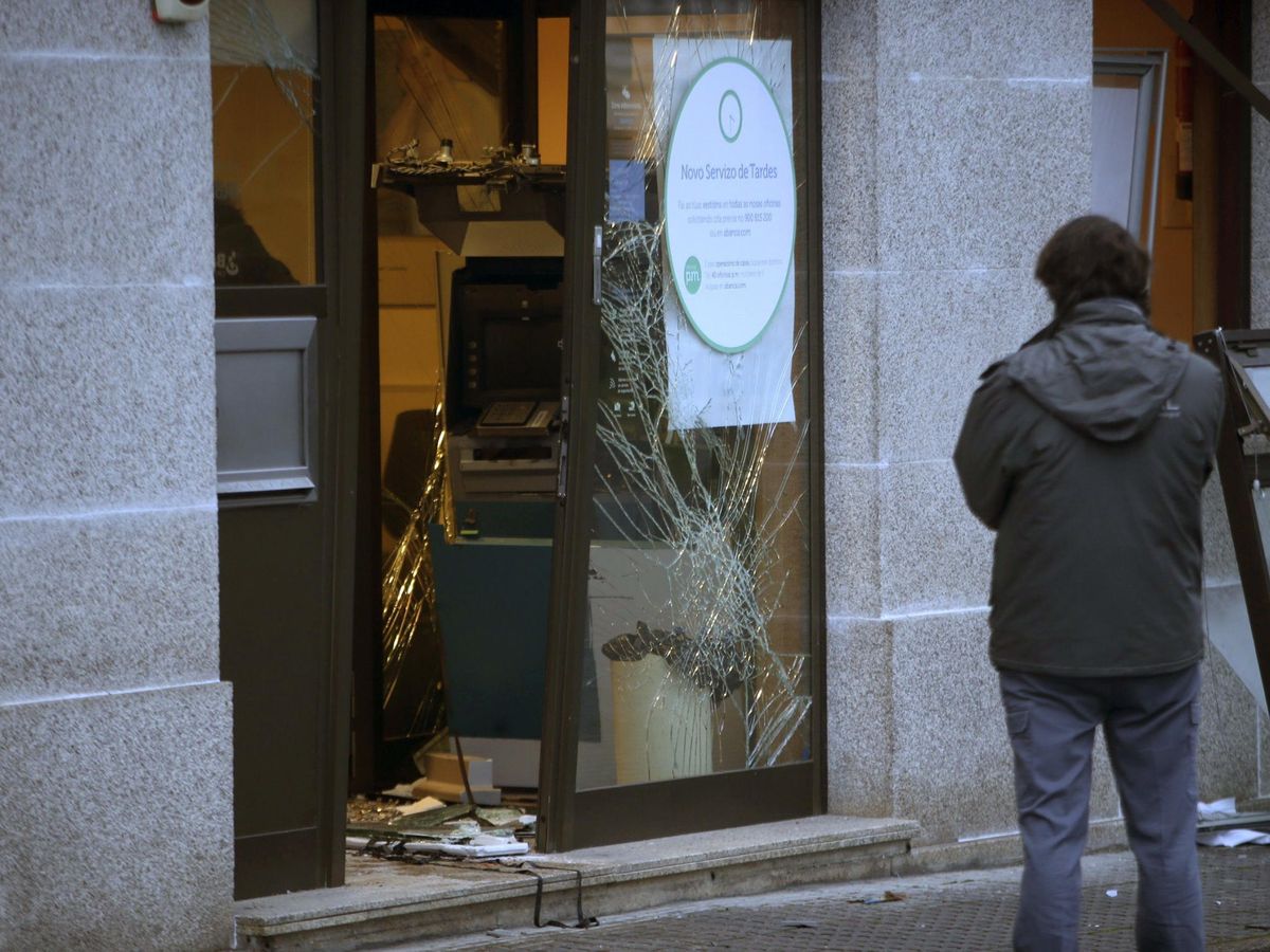 Foto: Vista de una sucursal bancaria en Pontevedra. (EFE/Sxenick)