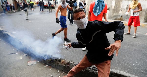 Foto: Un manifestante devuelve un bote de gas lacrimógeno disparado por la Guardia Nacional durante las protestas en un barrio de Caracas, el 21 de enero de 2019. (Reuters)