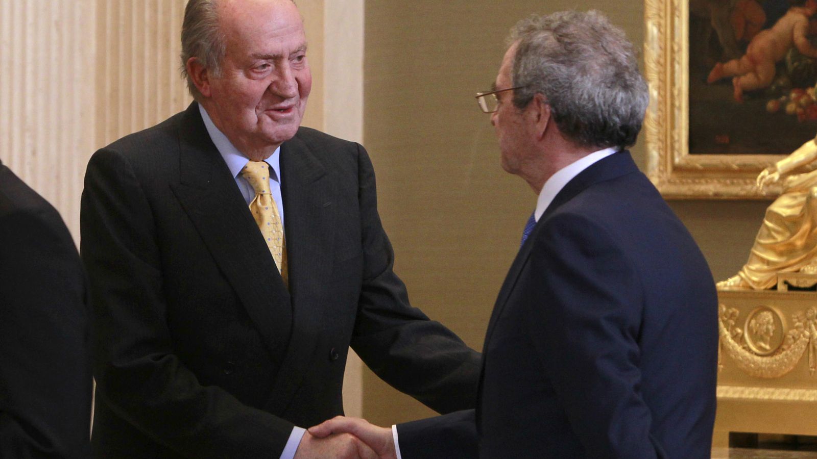 Foto: El rey Juan Carlos I junto al presidente de Telefónica, César Alierta, en la Zarzuela en 2014. (Gtres) 