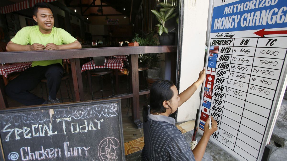 Dos mundos en uno: Indonesia sube tipos para impulsar su divisa y frenar la inflación