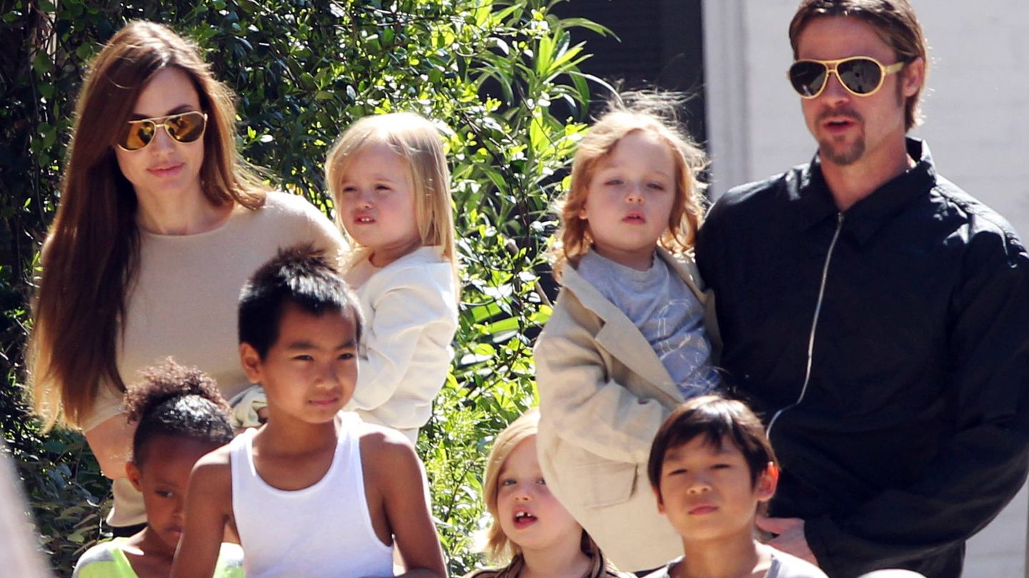Angelina Jolie y Brad Pitt, con sus seis hijos (Gtres)