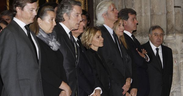 Foto: Los hijos de la duquesa en el funeral por su madre. (Gtres)